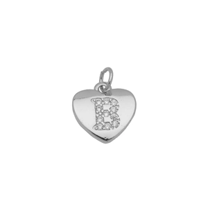 Primer plano del colgante de corazón de plata con letra B de cristal y acabado pulido