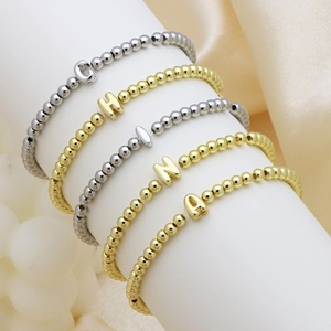 Bracciale alla moda con perle dorate e argentate con ciondoli a lettera e a cuore