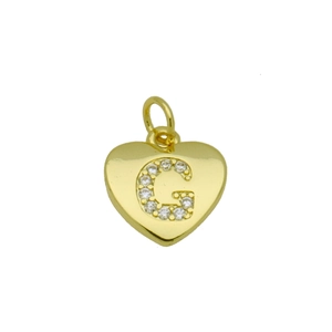 Makroaufnahme des goldenen Herzanhängers mit Zirkonia-Buchstabe G und Mikro-Pave-Details