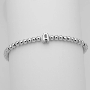 Dettaglio di un bracciale a sfere argentato con un ciondolo a forma di lettera A lucida