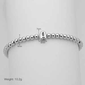 Bracciale a sfere d'argento con ciondolo lucido a lettera A su espositore bianco
