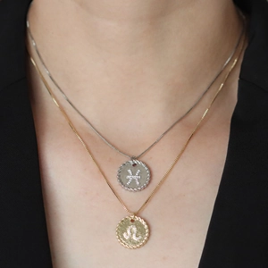 Collana con Pendente Rotondo Segno Zodiacale in Rame Placcato Oro con Zirconia Dodici Costellazioni per Donna Gioielli