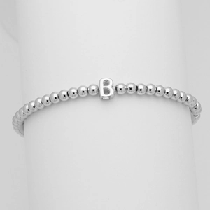 Dettaglio di un bracciale a sfere argentate con lettera B a bolla 3D su supporto bianco