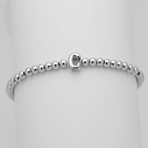 Dettaglio del bracciale a sfere argentate con ciondolo a forma di lettera C effetto 3D