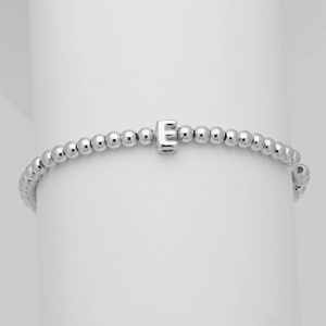 Dettaglio del bracciale con perline d'argento e lettera E 3D su supporto gioielli