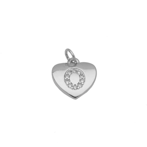 Detalle de collar con colgante de corazón plateado e incrustación de letra O de cristal