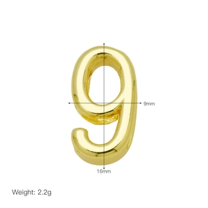 Dettaglio delle dimensioni del ciondolo dorato numero 9 con altezza 16mm e peso 2,2g