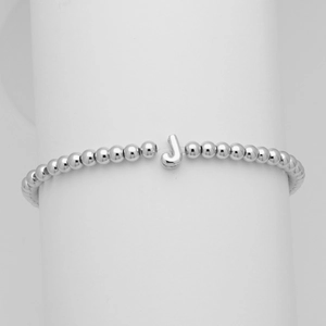Dettaglio del bracciale con perle argentate e ciondolo a lettera J effetto palloncino 3D