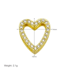 Dettaglio ciondolo cuore dorato con zirconi, dimensioni 14mm per 15mm, peso 2,1g
