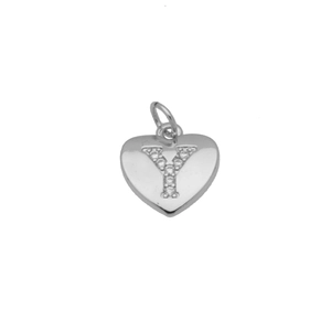 Primer plano del colgante de corazón plateado con letra Y y circonitas micropavimentadas