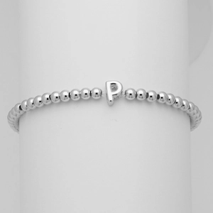 Dettaglio ravvicinato di un bracciale a sfere d'argento con ciondolo a lettera P 3D