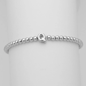 Macro del bracciale a sfere d'argento con ciondolo a lettera Q lucida su supporto