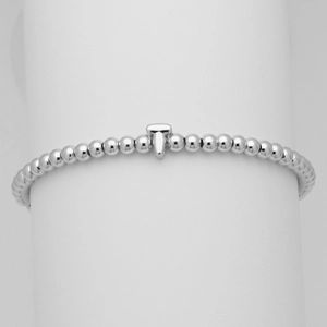 Dettaglio ravvicinato di un bracciale a sfere argentate con un ciondolo a forma di T