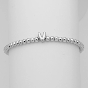 Vista macro del bracciale con perline argentate e ciondolo a lettera V lucidata