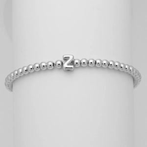 Dettaglio macro del bracciale a sfere argentate con ciondolo lettera Z 3D e finitura lucida
