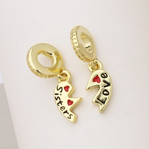 Ensemble de pendentifs cœur dorés 'Sisters' et 'Love' avec émail rouge