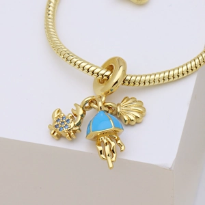 Bracelet à chaîne serpent dorée avec breloques crabe bleu, méduse et coquillage marin
