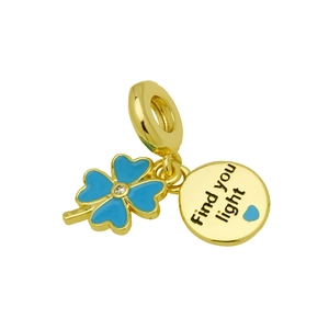 Charm trèfle en émail bleu avec gravure Find your light sur pendentif doré