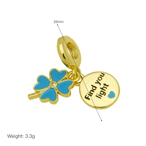 Pendentif trèfle doré avec émail bleu ciel, zircon et gravure Find your light