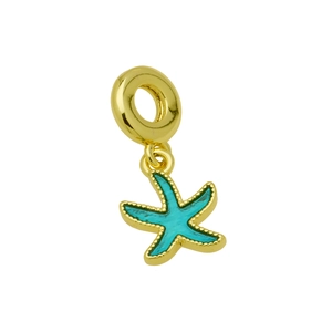 Détail d'un pendentif étoile de mer doré avec émail cyan et bordures texturées