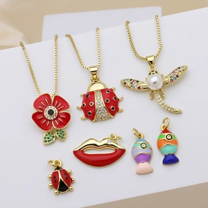 Ensemble de pendentifs émaillés avec coccinelle libellule et fleurs sur chaînes dorées