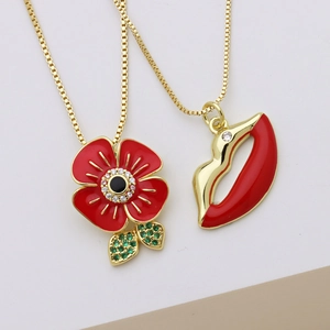 Collier doré avec pendentifs fleur de pavot et lèvres rouges en émail pour femme