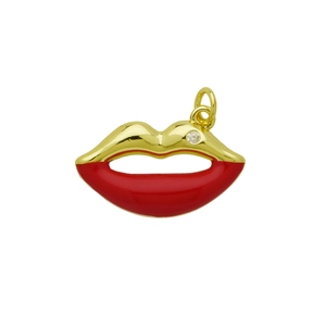Détail macro d'un pendentif lèvres en émail rouge plaqué or avec un zircon blanc