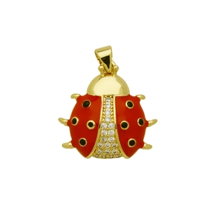 Détail macro du pendentif coccinelle en émail rouge avec cristaux blancs incrustés