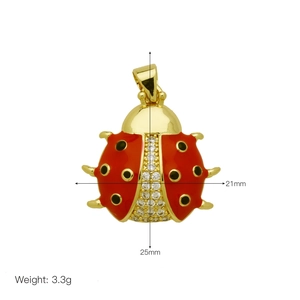 Détail du pendentif coccinelle avec émail rouge, base dorée et accents de zircone cubique