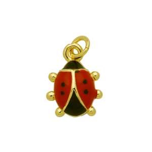 Vue détaillée d'un pendentif coccinelle en émail rouge avec des accents métalliques dorés