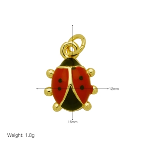 Détails du pendentif coccinelle en émail coloré avec dimensions 12 mm de large et 16 mm de haut