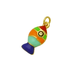 Vue détaillée d'un pendentif poisson en émail coloré avec des rayures et une finition dorée