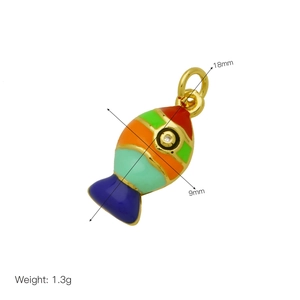 Vue détaillée du pendentif poisson en émail coloré 18x9mm avec dimensions et poids