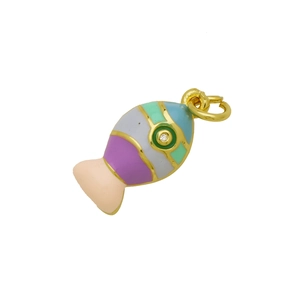 Vue macro détaillée d'un pendentif poisson coloré en émail avec plaquage or et zircon