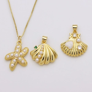 Collier style marin avec pendentifs étoile de mer et coquillage dorés avec perles et zircon