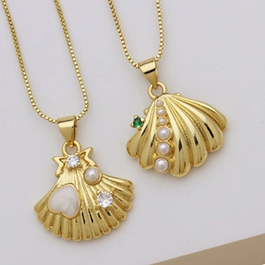 Colliers coquillages dorés avec pendentifs pétoncles, perles et détails en zircone cubique