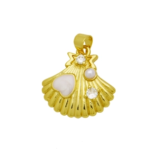 Détail du pendentif coquillage doré orné d'une perle cœur et cristaux scintillants