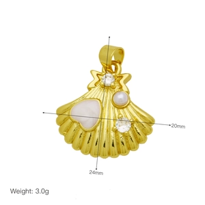 Détails montrant la taille de 24mm du pendentif coquillage doré avec perles et pierres
