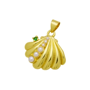 Détail d'un pendentif coquillage doré orné de perles blanches et d'une pierre verte