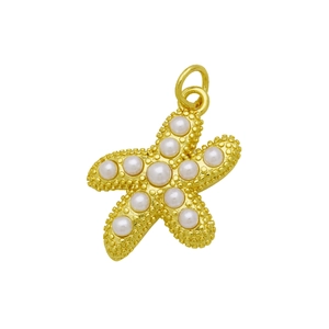 Pendentif étoile de mer plaqué or avec 11 perles blanches et détails texturés
