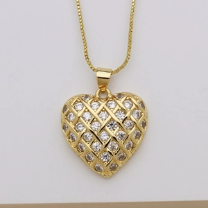 Elegante collar con colgante de corazón dorado con estructura de malla y circonitas
