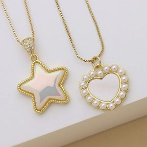 Elegante collar con colgantes de estrella y corazón dorados, perlas y piedras irisadas