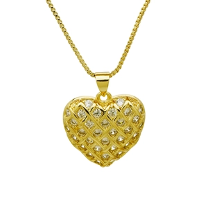 Primer plano de colgante corazón dorado con malla tejida y detalles de circonitas brillantes