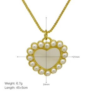 Collar con colgante de corazón dorado con borde de perlas e incrustaciones de nácar y medidas
