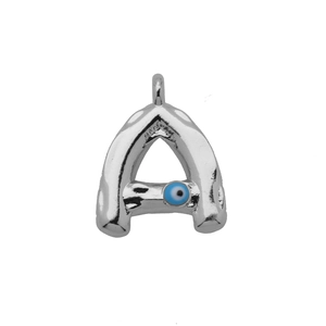 Detail van zilveren letter A hanger met een boze oog kraal en gepolijste metalen afwerking