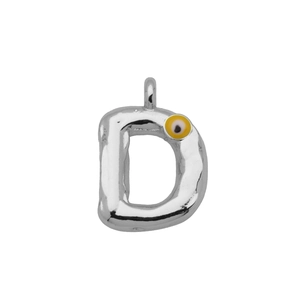 Detailopname van zilveren letter D hanger met onregelmatige textuur en geel evil eye
