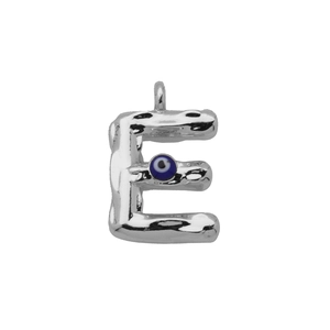 Macro-opname van zilveren letter E hanger met gehamerde textuur en blauwe oog kraal