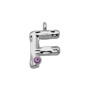 Macro detail van zilveren letter F hanger met lavastructuur en evil eye kraal