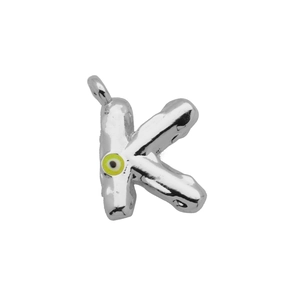 Detailopname van een zilveren letter K hanger met gesmolten textuur en een boze oog kraal