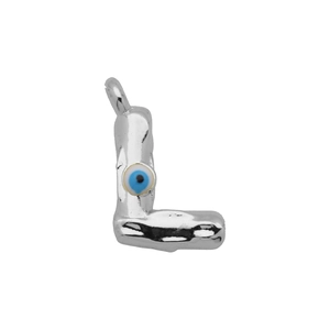 Detail van zilveren letter L hanger met blauwe evil eye bedel en gepolijste metalen afwerking
